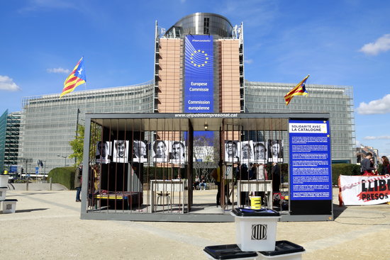 The prison cell for the campaign 'A people imprisoned' in front of the European Commission on September 25 2018 (by Laura Fíguls)
